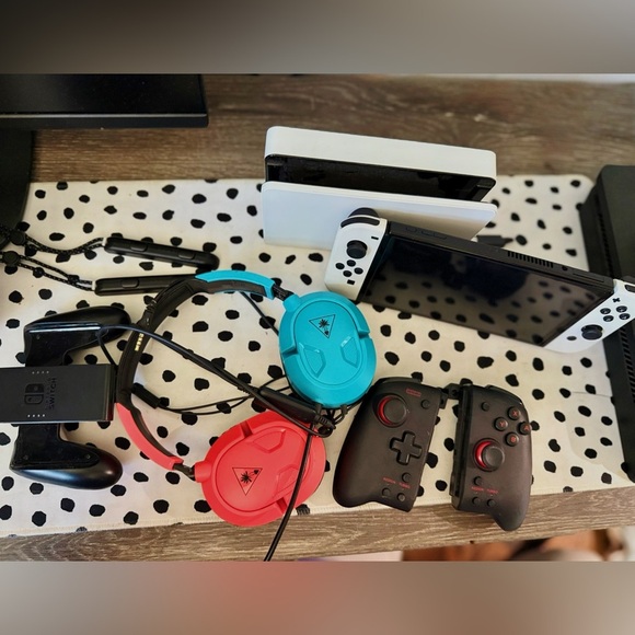 Nintendo Switch OLED (White) Bundle | Dock + Turbo Controller + Headset - Picture 1 of 4